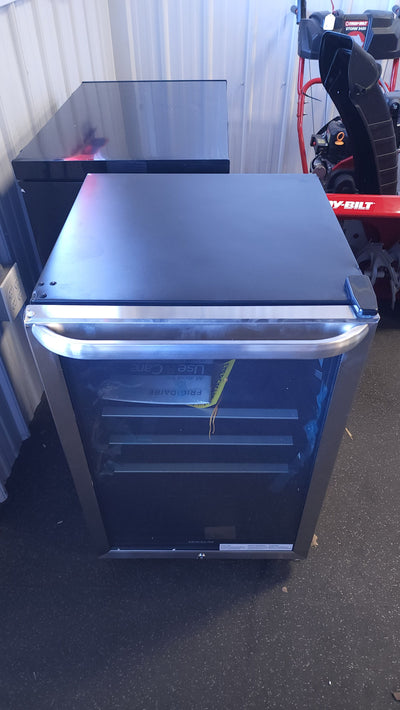 Frigidaire FFBC4622QS 22 Freestanding Beverage Center with 138 Can Capacity 4.6 cu. ft. Capacity 3 Adjustable Glass Shelves and Lock in Stainless Steel!

-Brand new out of the box, but does have two minor indents from shipping on two corners, photos shown