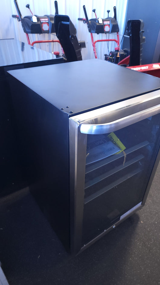 Frigidaire FFBC4622QS 22 Freestanding Beverage Center with 138 Can Capacity 4.6 cu. ft. Capacity 3 Adjustable Glass Shelves and Lock in Stainless Steel!

-Brand new out of the box, but does have two minor indents from shipping on two corners, photos shown