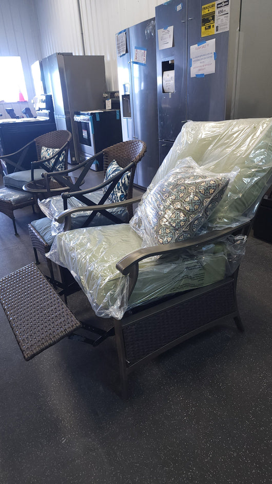 Better Homes & Gardens Providence with Cushion Wicker Outdoor Lounge Chair - Green!

-Brand new and assembled 