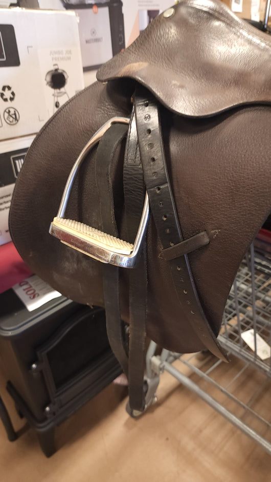 HORSE SADDLEE - ALL PURPOSE - MEDIUM TREE W/ KORSTEEL STURRUPS & LEATHERS - 16" OR 17"!

-PHOTOS SHOWN BELOW!


PRICE: $50.00