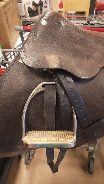 HORSE SADDLEE - ALL PURPOSE - MEDIUM TREE W/ KORSTEEL STURRUPS & LEATHERS - 16" OR 17"!

-PHOTOS SHOWN BELOW!


PRICE: $50.00