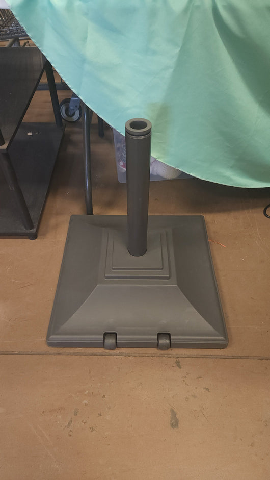 SunVilla Barrack Umbrella Base, Black!!

-Brand new out of the box but is missing the tension screw to tighten the umbrella to the base photos shown
