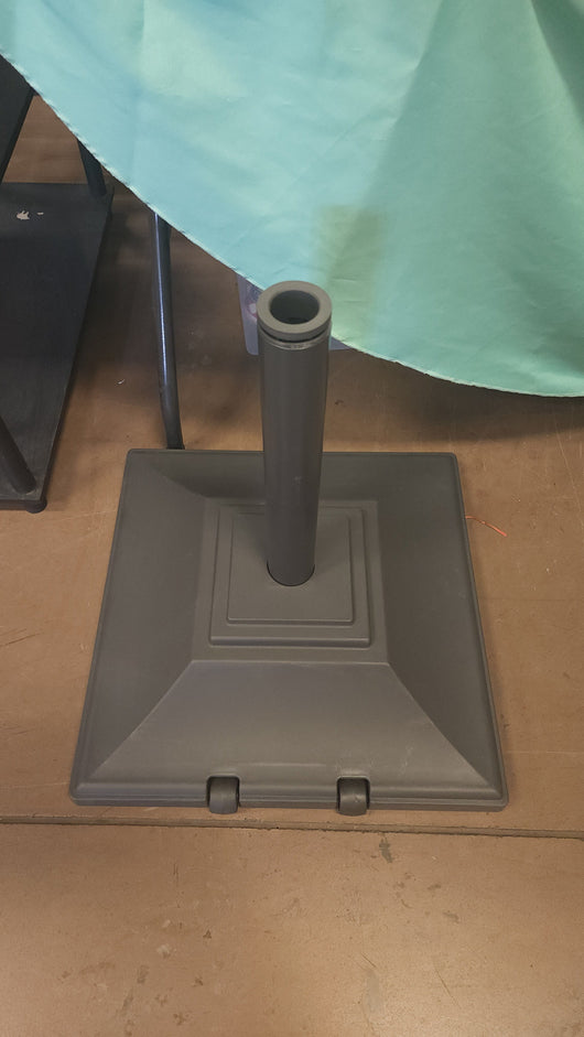 SunVilla Barrack Umbrella Base, Black!!

-Brand new out of the box but is missing the tension screw to tighten the umbrella to the base photos shown