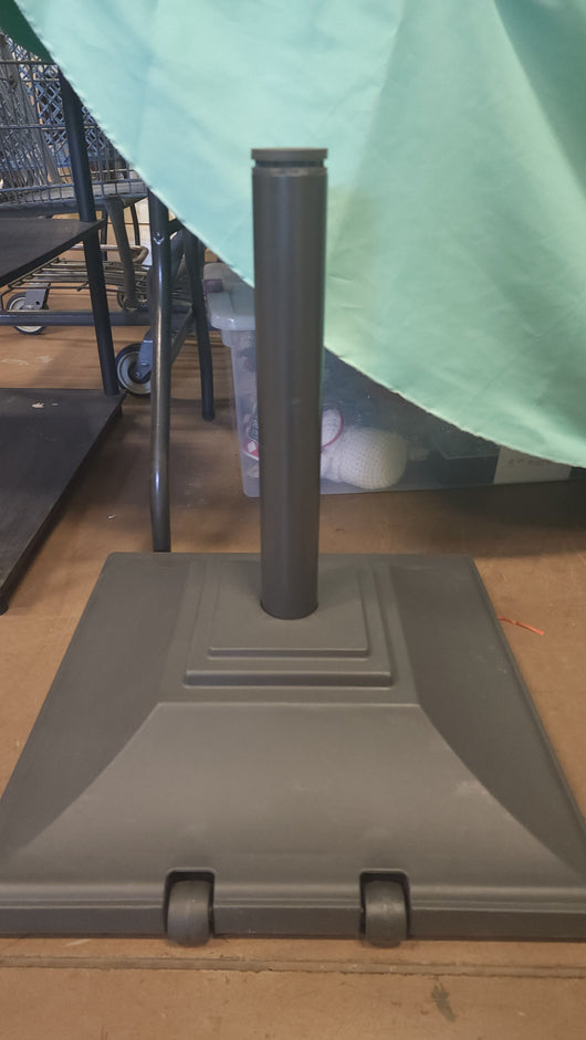 SunVilla Barrack Umbrella Base, Black!!

-Brand new out of the box but is missing the tension screw to tighten the umbrella to the base photos shown