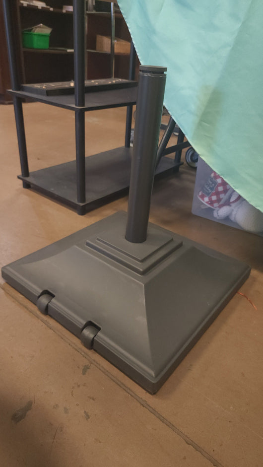 SunVilla Barrack Umbrella Base, Black!!

-Brand new out of the box but is missing the tension screw to tighten the umbrella to the base photos shown