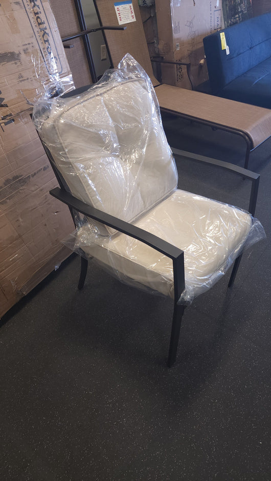 Black Metal Framed 5Pc Outdoor Dining Set W/Cushions! (NEW)

-Brand new and assembled

-PERFECT OUTDOOR DINING SET FOR THE REST OF THE SUMMER SEASON!
