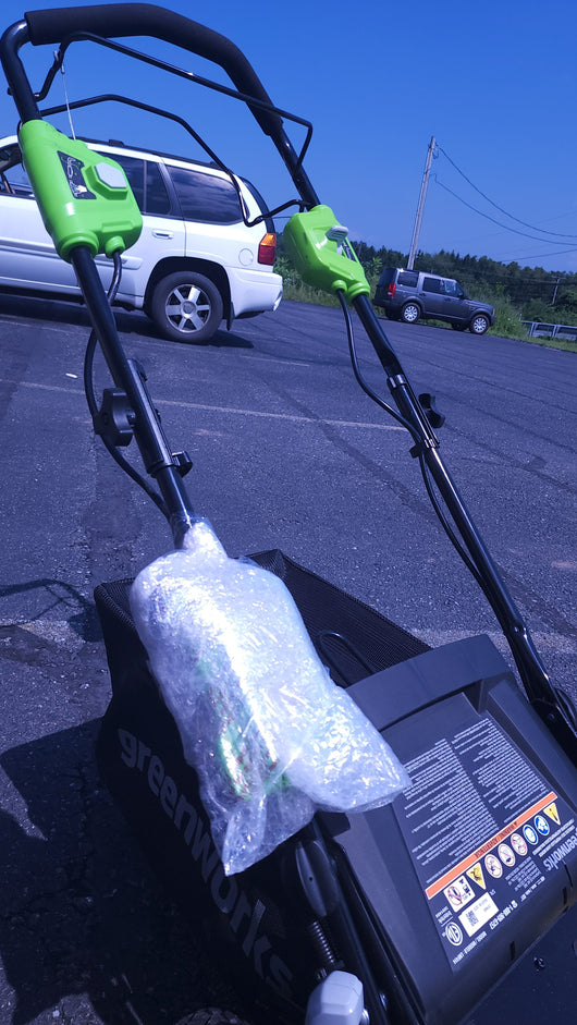 Greenworks 40V 21-inch Brushless Self-Propelled Lawn Mower W/5.0 Ah Battery & Charger! (NEW)

-Brand new, but is missing the Mulcher & side discharge attatments, photos shown!