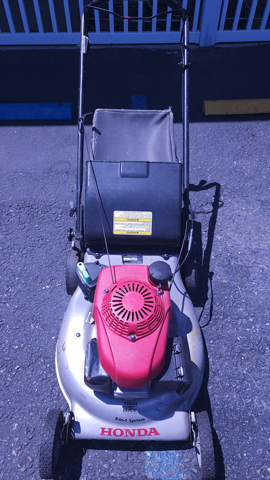 Honda 3-1 Dual Blade Self Proppelled Adjustable Speed Lawn Mower! (USED)

-Used but was tested and works great, starts on first pull