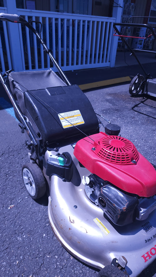 Honda 3-1 Dual Blade Self Proppelled Adjustable Speed Lawn Mower! (USED)

-Used but was tested and works great, starts on first pull