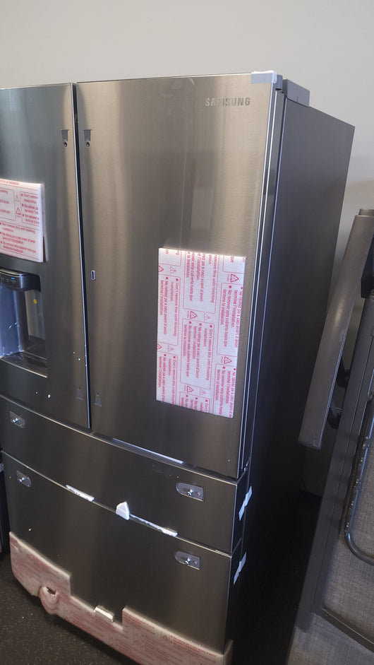 Samsung 28 cu. ft. 4-Door French Door Refrigerator with Food Showcase and External Water and Ice Dispenser!

-Brand new, still has original factory plastics