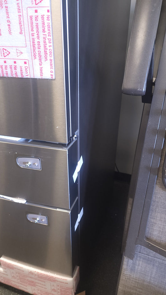 Samsung 28 cu. ft. 4-Door French Door Refrigerator with Food Showcase and External Water and Ice Dispenser!

-Brand new, still has original factory plastics