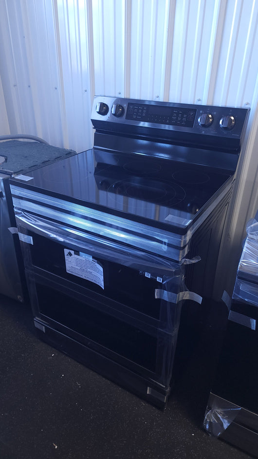 Samsung 6.3 cu. ft. Smart Freestanding Electric Range with Flex Duo Air Fry & Griddle!

-Brand new out of the box, still wrapped in factory plastics