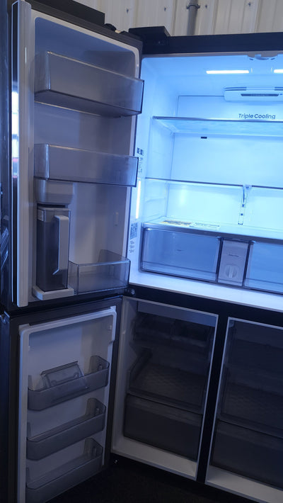 Samsung 23 cu. ft. Smart Counter Depth 4-Door Flex Refrigerator with AutoFill Water Pitcher and Dual Ice Maker, Black Stainless! (SEE DESCRIPTION & PHOTOS)

-Brand new, still have factory plastics