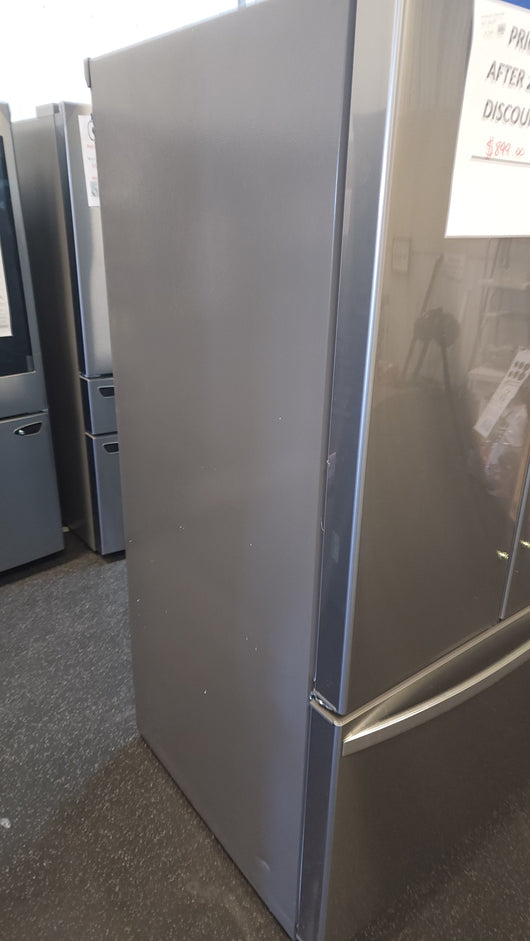 Kenmore 26.1 cu. ft. French Door Refrigerator with Ice Maker!

-Brand new - Scratch & Dent Fridge! - (Only scratch/dented on this fridge is on the bottom of the left side, photos shown!)