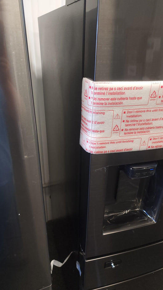 Samsung 28 cu. ft. 4-Door French Door Refrigerator with Food Showcase and External Water and Ice Dispenser!

-Brand new out of the box - Still covered in factory plastic for easy transport