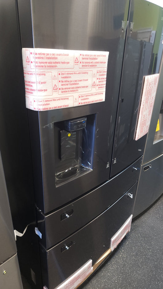 Samsung 28 cu. ft. 4-Door French Door Refrigerator with Food Showcase and External Water and Ice Dispenser!

-Brand new out of the box - Still covered in factory plastic for easy transport