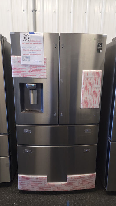Samsung 28 cu. ft. 4-Door French Door Refrigerator with Food Showcase and External Water and Ice Dispenser!

-Brand new, covered in factory plastics - PLEASE NOTE: THERE IS A VERY SMALL FINGER SIZED INDENT ON THE FIRST DRAWER, PHOTOS SHOWN
