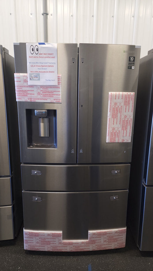 Samsung 28 cu. ft. 4-Door French Door Refrigerator with Food Showcase and External Water and Ice Dispenser!

-Brand new, covered in factory plastics - PLEASE NOTE: THERE IS A VERY SMALL FINGER SIZED INDENT ON THE FIRST DRAWER, PHOTOS SHOWN