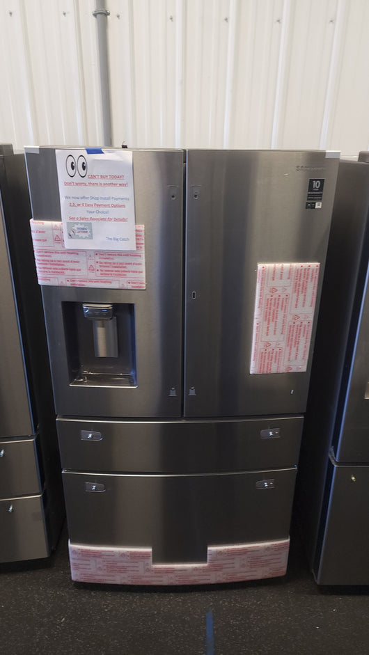 Samsung 28 cu. ft. 4-Door French Door Refrigerator with Food Showcase and External Water and Ice Dispenser!

-Brand new, covered in factory plastics - PLEASE NOTE: THERE IS A VERY SMALL FINGER SIZED INDENT ON THE FIRST DRAWER, PHOTOS SHOWN