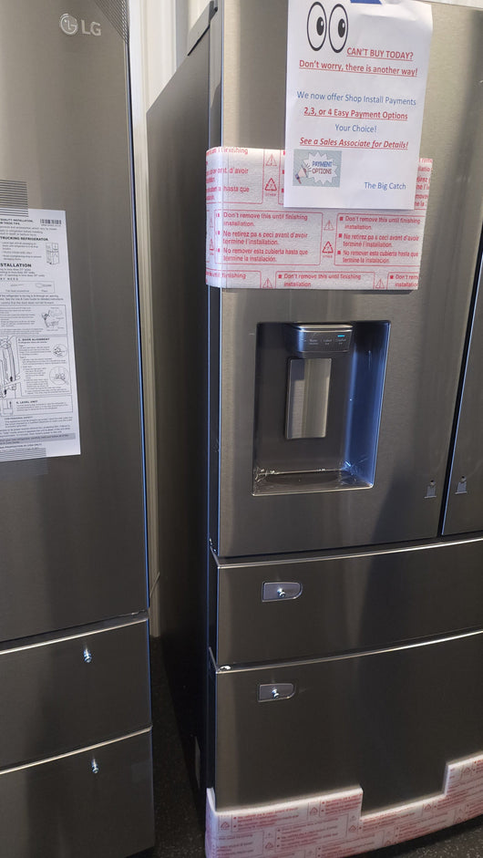 Samsung 28 cu. ft. 4-Door French Door Refrigerator with Food Showcase and External Water and Ice Dispenser!

-Brand new, covered in factory plastics - PLEASE NOTE: THERE IS A VERY SMALL FINGER SIZED INDENT ON THE FIRST DRAWER, PHOTOS SHOWN