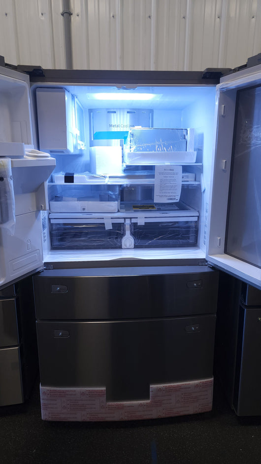 Samsung 28 cu. ft. 4-Door French Door Refrigerator with Food Showcase and External Water and Ice Dispenser!

-Brand new, covered in factory plastics - PLEASE NOTE: THERE IS A VERY SMALL FINGER SIZED INDENT ON THE FIRST DRAWER, PHOTOS SHOWN