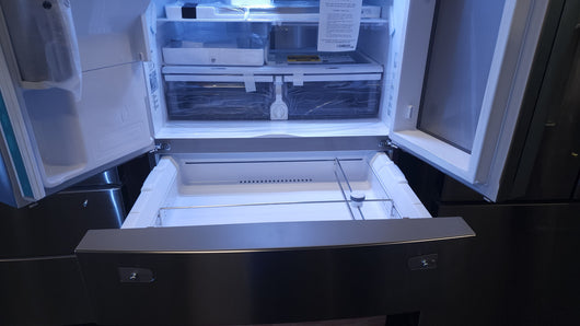 Samsung 28 cu. ft. 4-Door French Door Refrigerator with Food Showcase and External Water and Ice Dispenser!

-Brand new, covered in factory plastics - PLEASE NOTE: THERE IS A VERY SMALL FINGER SIZED INDENT ON THE FIRST DRAWER, PHOTOS SHOWN