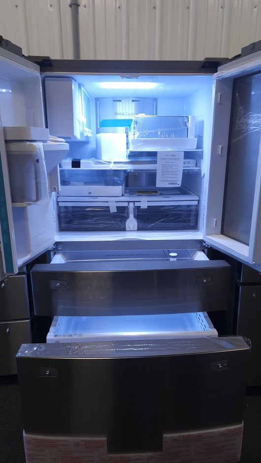 Samsung 28 cu. ft. 4-Door French Door Refrigerator with Food Showcase and External Water and Ice Dispenser!

-Brand new, covered in factory plastics - PLEASE NOTE: THERE IS A VERY SMALL FINGER SIZED INDENT ON THE FIRST DRAWER, PHOTOS SHOWN