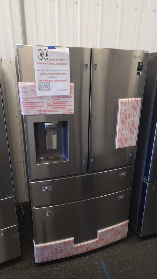 Samsung 28 cu. ft. 4-Door French Door Refrigerator with Food Showcase and External Water and Ice Dispenser!

-Brand new, covered in factory plastics - PLEASE NOTE: THERE IS A VERY SMALL FINGER SIZED INDENT ON THE FIRST DRAWER, PHOTOS SHOWN