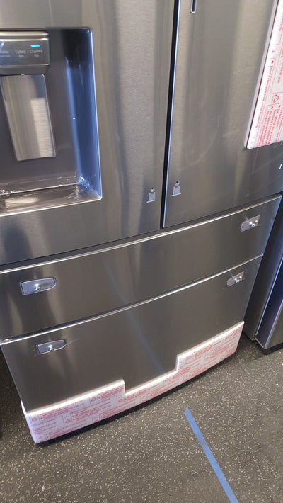 Samsung 28 cu. ft. 4-Door French Door Refrigerator with Food Showcase and External Water and Ice Dispenser!

-Brand new, covered in factory plastics - PLEASE NOTE: THERE IS A VERY SMALL FINGER SIZED INDENT ON THE FIRST DRAWER, PHOTOS SHOWN