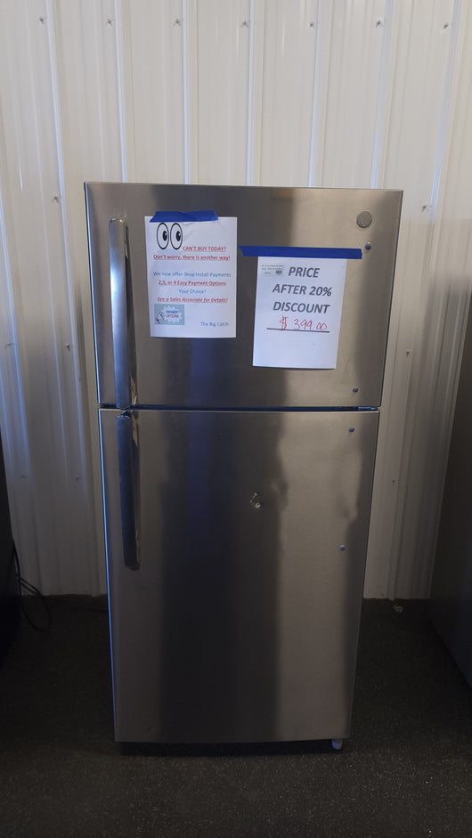 GE 18.3 cu. ft. Top-Freezer Refrigerator! (LIGHTLY USED)

-Lightly Used, very clean and works great (Does also gave a dent on the front face Door, photos shown)