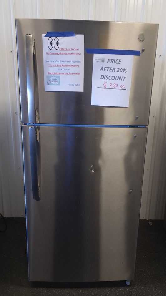 GE 18.3 cu. ft. Top-Freezer Refrigerator! (LIGHTLY USED)

-Lightly Used, very clean and works great (Does also gave a dent on the front face Door, photos shown)