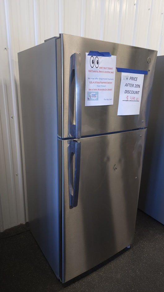 GE 18.3 cu. ft. Top-Freezer Refrigerator! (LIGHTLY USED)

-Lightly Used, very clean and works great (Does also gave a dent on the front face Door, photos shown)