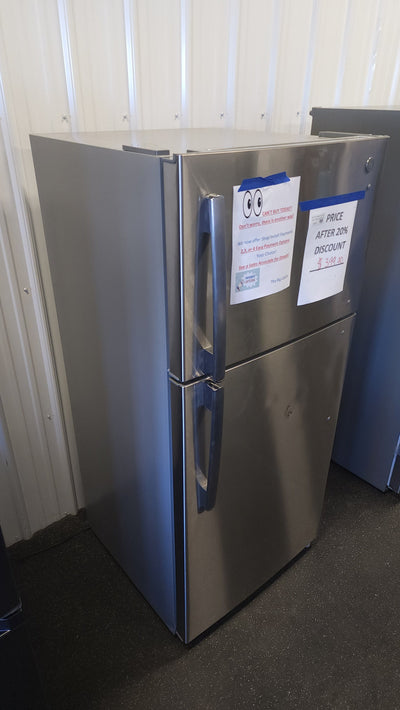 GE 18.3 cu. ft. Top-Freezer Refrigerator! (LIGHTLY USED)

-Lightly Used, very clean and works great (Does also gave a dent on the front face Door, photos shown)