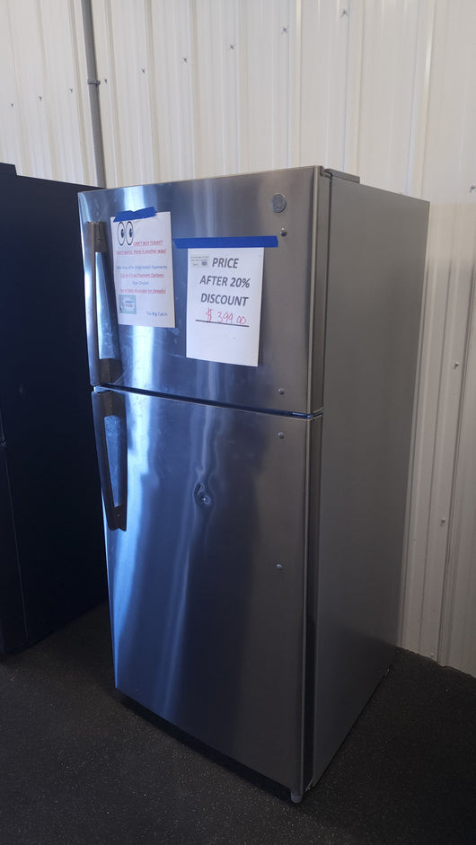 GE 18.3 cu. ft. Top-Freezer Refrigerator! (LIGHTLY USED)

-Lightly Used, very clean and works great (Does also gave a dent on the front face Door, photos shown)