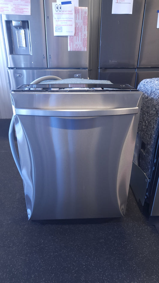 Samsung Top Control 48dBA Dishwasher with StormWash Cleaning and AutoRelease Door! (BRAND NEW - DENTED FRONT DOOR)

-New Never Used, but does have a dent on the front door from shipping, photos shown