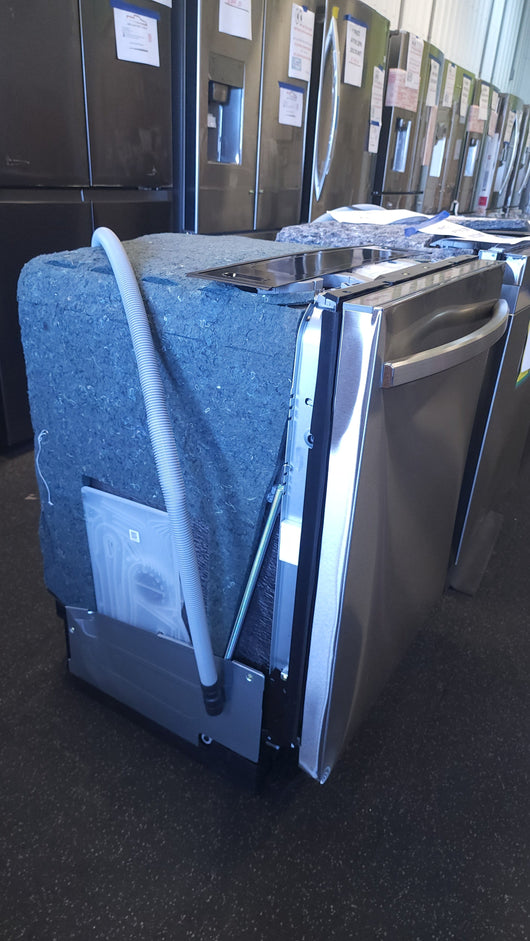 Samsung Top Control 48dBA Dishwasher with StormWash Cleaning and AutoRelease Door! (BRAND NEW - DENTED FRONT DOOR)

-New Never Used, but does have a dent on the front door from shipping, photos shown