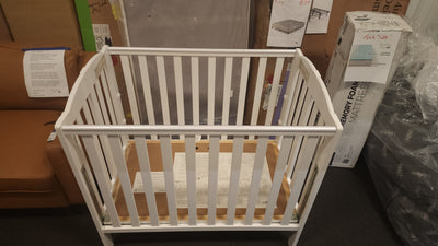 White Foldable Crib! (NEW - SCRATCHED FROM SHIPPING)

-Brand new never used, does have some light scratches 