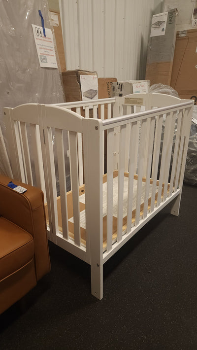 White Foldable Crib! (NEW - SCRATCHED FROM SHIPPING)

-Brand new never used, does have some light scratches 