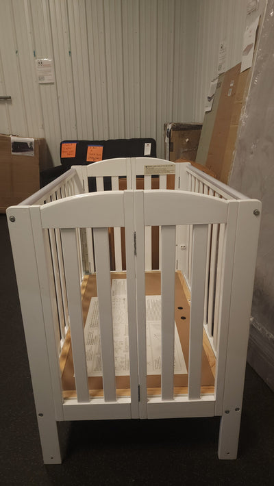 White Foldable Crib! (NEW - SCRATCHED FROM SHIPPING)

-Brand new never used, does have some light scratches 