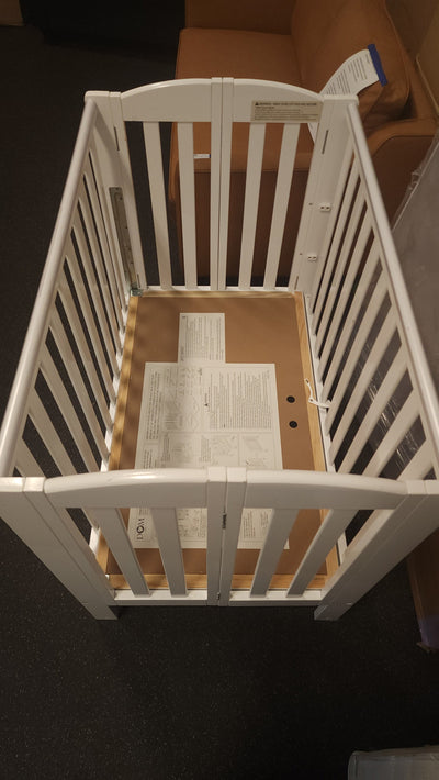 White Foldable Crib! (NEW - SCRATCHED FROM SHIPPING)

-Brand new never used, does have some light scratches 