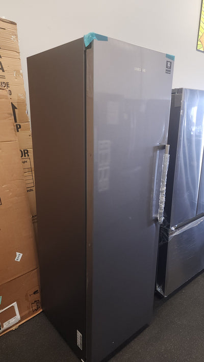 Samsung 11.4 cu. ft. Capacity Convertible Upright Freezer in Stainless!

-Brand new, dented from shipping (Photos shown)

-CLEARANCE ITEM!!!   -   (AUTOMATICALLY 20% OFF AT CHECKOUT!!)  -  (PRICE AFTER 20% OFF = $449.00)
