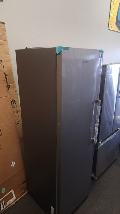 Samsung 11.4 cu. ft. Capacity Convertible Upright Freezer in Stainless!

-Brand new, dented from shipping (Photos shown)

-CLEARANCE ITEM!!!   -   (AUTOMATICALLY 20% OFF AT CHECKOUT!!)  -  (PRICE AFTER 20% OFF = $449.00)