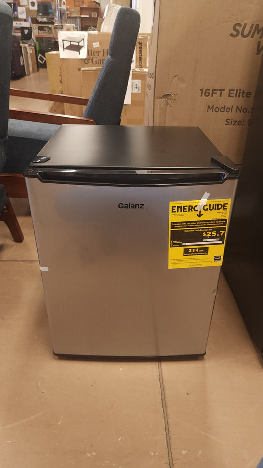 Galanz 2.7 cu ft Single Door Mini Fridge w/ Freezer!! NEW OUT OF BOX, MINOR DENTS FROM SHIPPING(Photo shown)