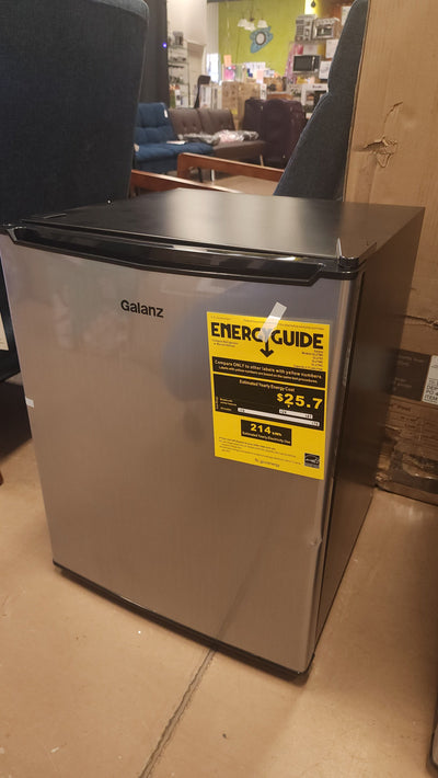 Galanz 2.7 cu ft Single Door Mini Fridge w/ Freezer!! NEW OUT OF BOX, MINOR DENTS FROM SHIPPING(Photo shown)