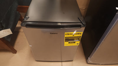 Galanz 2.7 cu ft Single Door Mini Fridge w/ Freezer!! NEW OUT OF BOX, MINOR DENTS FROM SHIPPING(Photo shown)