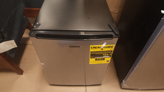 Galanz 2.7 cu ft Single Door Mini Fridge w/ Freezer!! NEW OUT OF BOX, MINOR DENTS FROM SHIPPING(Photo shown)