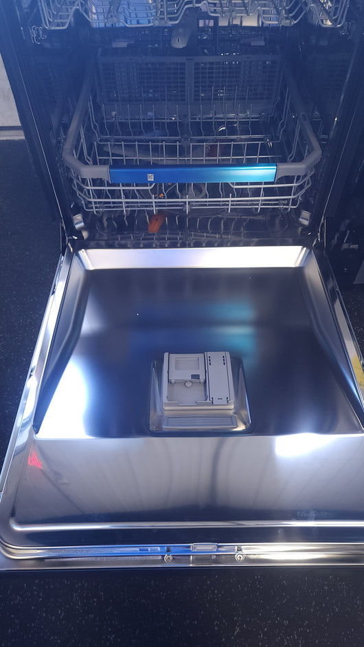 LG Top Control Dishwasher with Glide Rail and Energy Star Qualified!

-Brand new out out of the box (The bottom foot plate is lightly indented, photos shown of it on top)