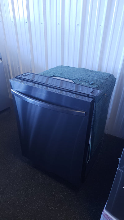 Samsung Top Control 48dBA Dishwasher with StormWash Cleaning and AutoRelease Door!

-Brand new out of the box, inside wall does have a very small indent, photos shown (Does NOT affect functionality)