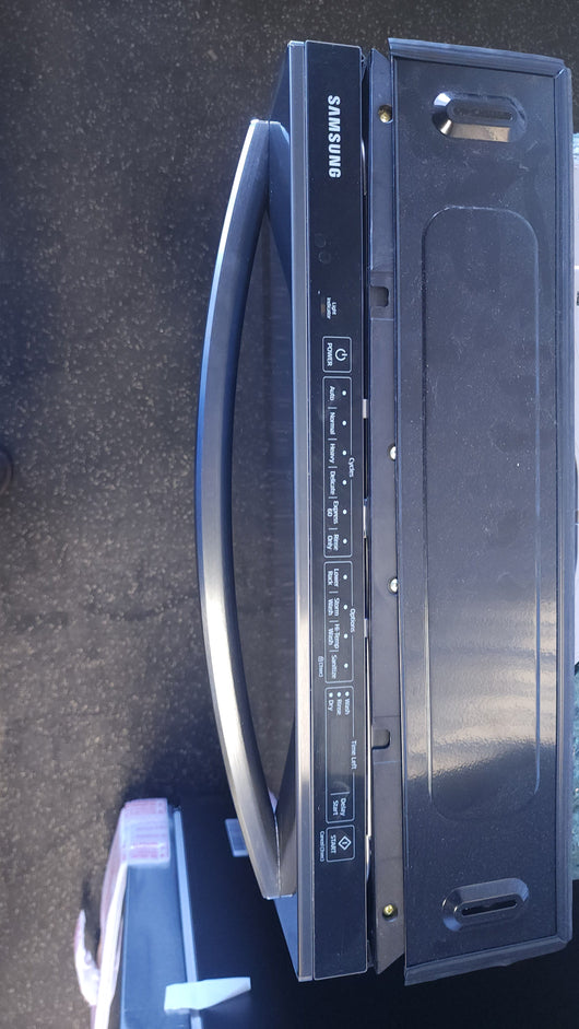 Samsung Top Control 48dBA Dishwasher with StormWash Cleaning and AutoRelease Door!

-Brand new out of the box, inside wall does have a very small indent, photos shown (Does NOT affect functionality)