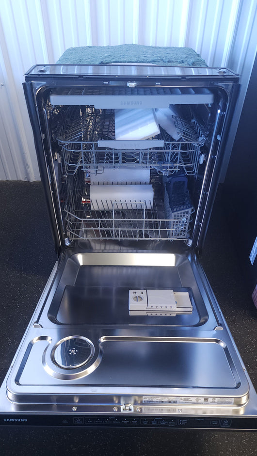 Samsung Top Control 48dBA Dishwasher with StormWash Cleaning and AutoRelease Door!

-Brand new out of the box, inside wall does have a very small indent, photos shown (Does NOT affect functionality)